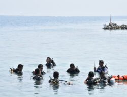 SRT Bakamla RI Latihan Diving di Perairan