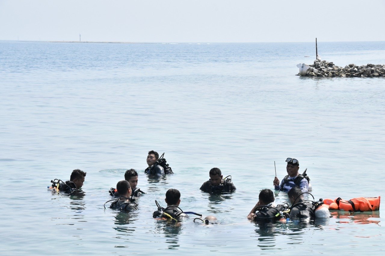 SRT Bakamla RI Latihan Diving di Perairan