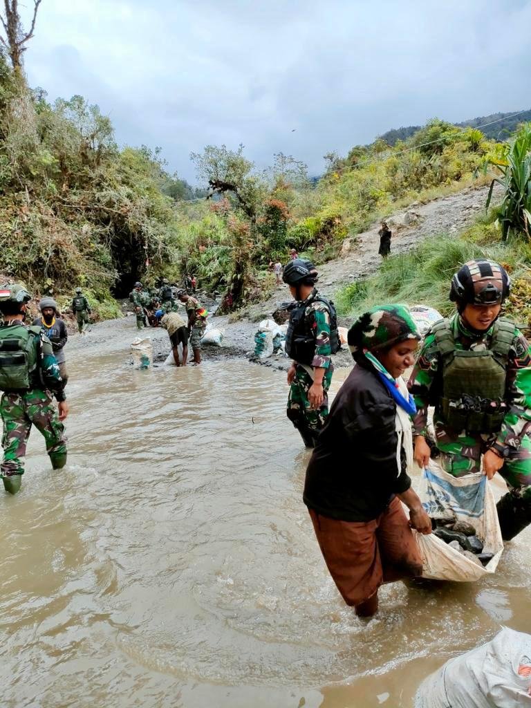 Menyambung Asa Wujudkan Cita, Satgas Kostrad Perbaiki Jembatan Papua