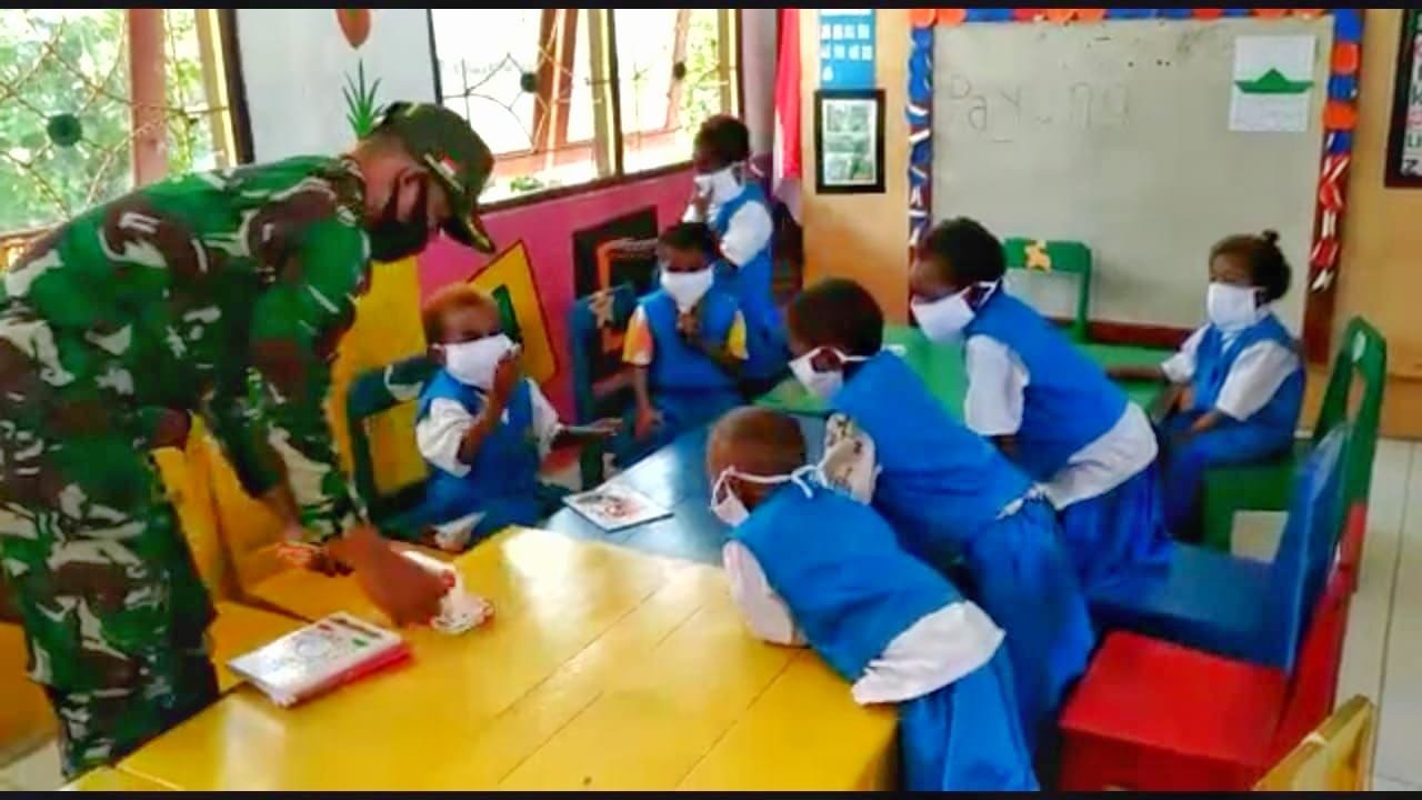 Yonif 413 Ajarkan Protokol Kesehatan di PAUD Papua