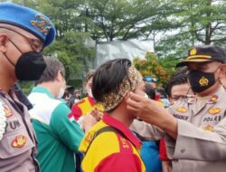 Aksi Unras ASPSB di Tengah Pandemi, Polres Serang Kota Bagikan Masker