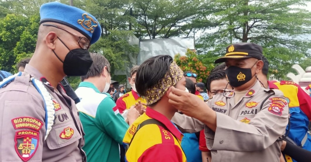 Aksi Unras ASPSB di Tengah Pandemi, Polres Serang Kota Bagikan Masker