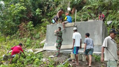 Prajurit TNI dan Warga Bangun Bak Penampungan Air di Desa Tehoru Maluku
