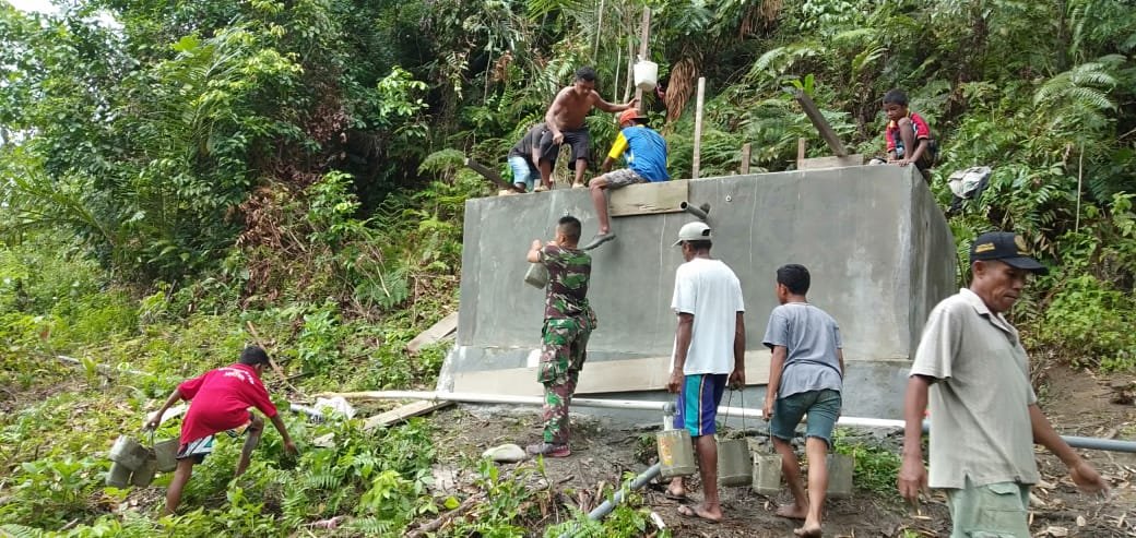 Prajurit TNI dan Warga Bangun Bak Penampungan Air di Desa Tehoru Maluku