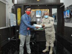 PT Pins Serahkan STNK Motor Grandprize ke 3 Personel Dispenad Beruntung