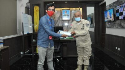 PT Pins Serahkan STNK Motor Grandprize ke 3 Personel Dispenad Beruntung