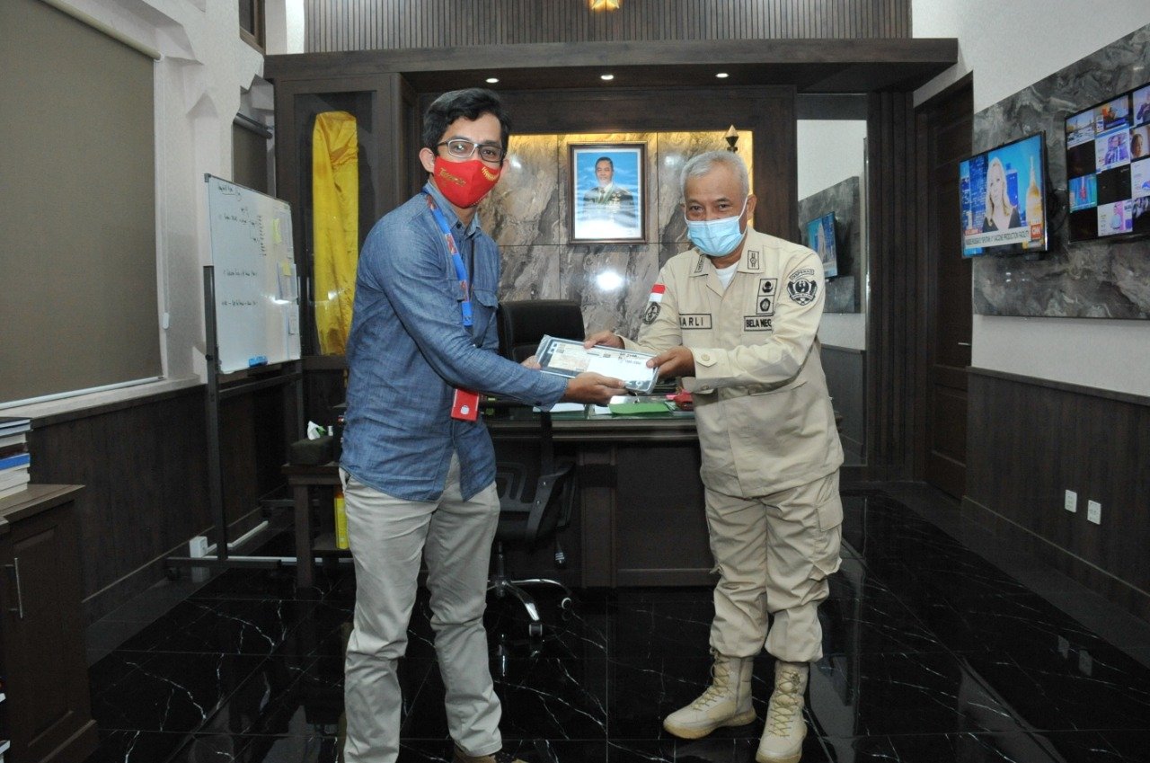 PT Pins Serahkan STNK Motor Grandprize ke 3 Personel Dispenad Beruntung