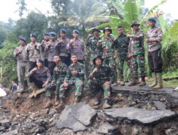 Sinergi Polri TNI Evakuasi Warga Terisolir dan Buka Akses Jalan