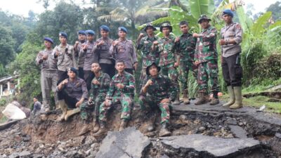 Sinergi Polri TNI Evakuasi Warga Terisolir dan Buka Akses Jalan