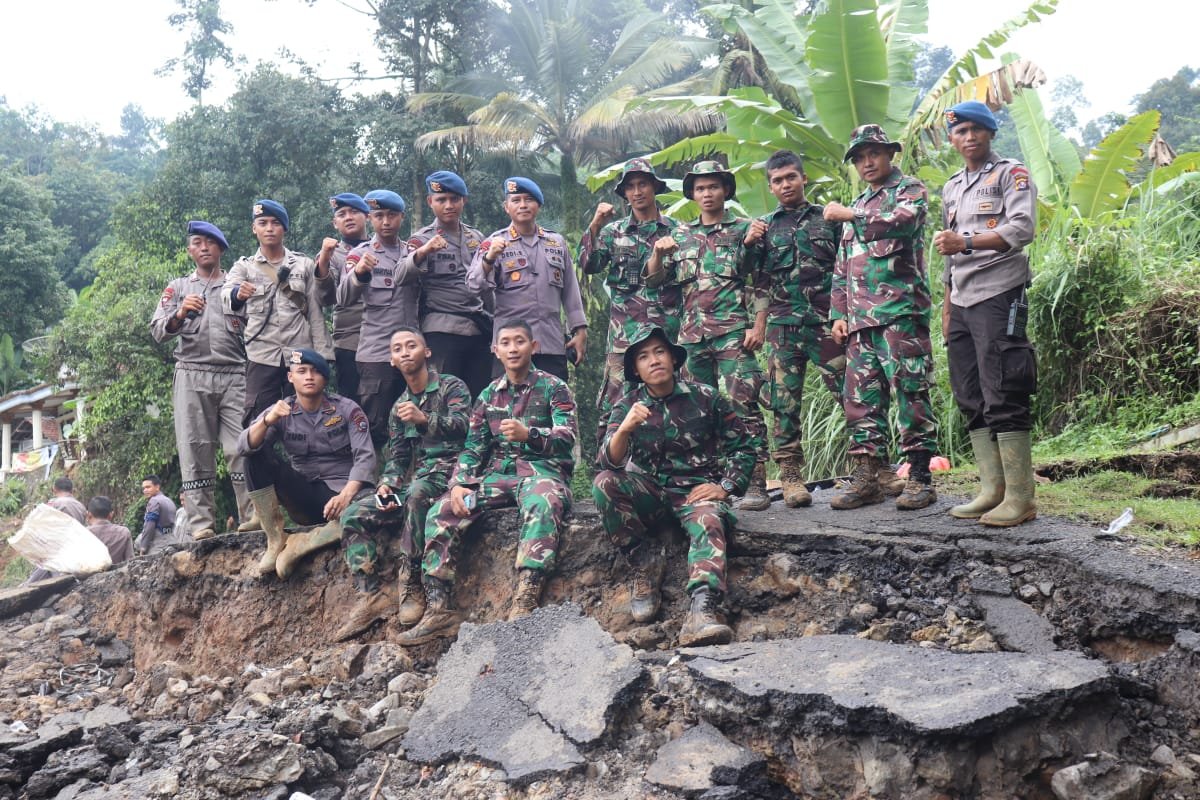 Sinergi Polri TNI Evakuasi Warga Terisolir dan Buka Akses Jalan