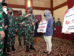 Panglima TNI Tinjau Vaksinasi dan Serahkan Bansos BLTPKL di Kepri