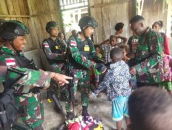 Jumat Berkah, Satgas Pamtas RI-PNG Yonif 126/KC Serahkan Baju Layak Pakai ke Warga Perbatasan
