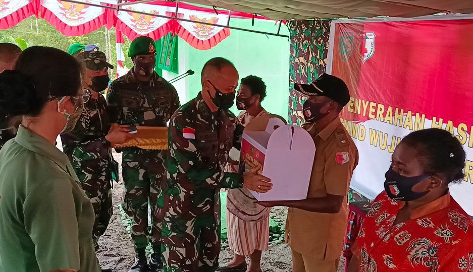 Pangdam XVII/Cenderawasih Serahkan Tali Asih ke Warga Boven Digoel