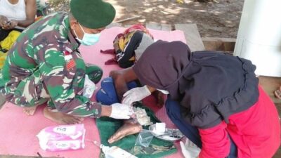 Tim Kesehatan Yonif 411 Kostraw dan Pustu Yanggandur Rawat Warga Sakit