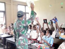 Satgas Yonif MR 413 Kostrad Dukung Pendidikan di Perbatasan RI-PNG dengan Bagikan Buku Tulis