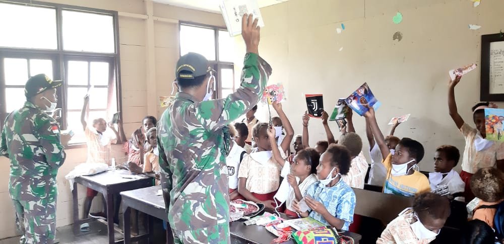 Satgas Yonif MR 413 Kostrad Dukung Pendidikan di Perbatasan RI-PNG dengan Bagikan Buku Tulis