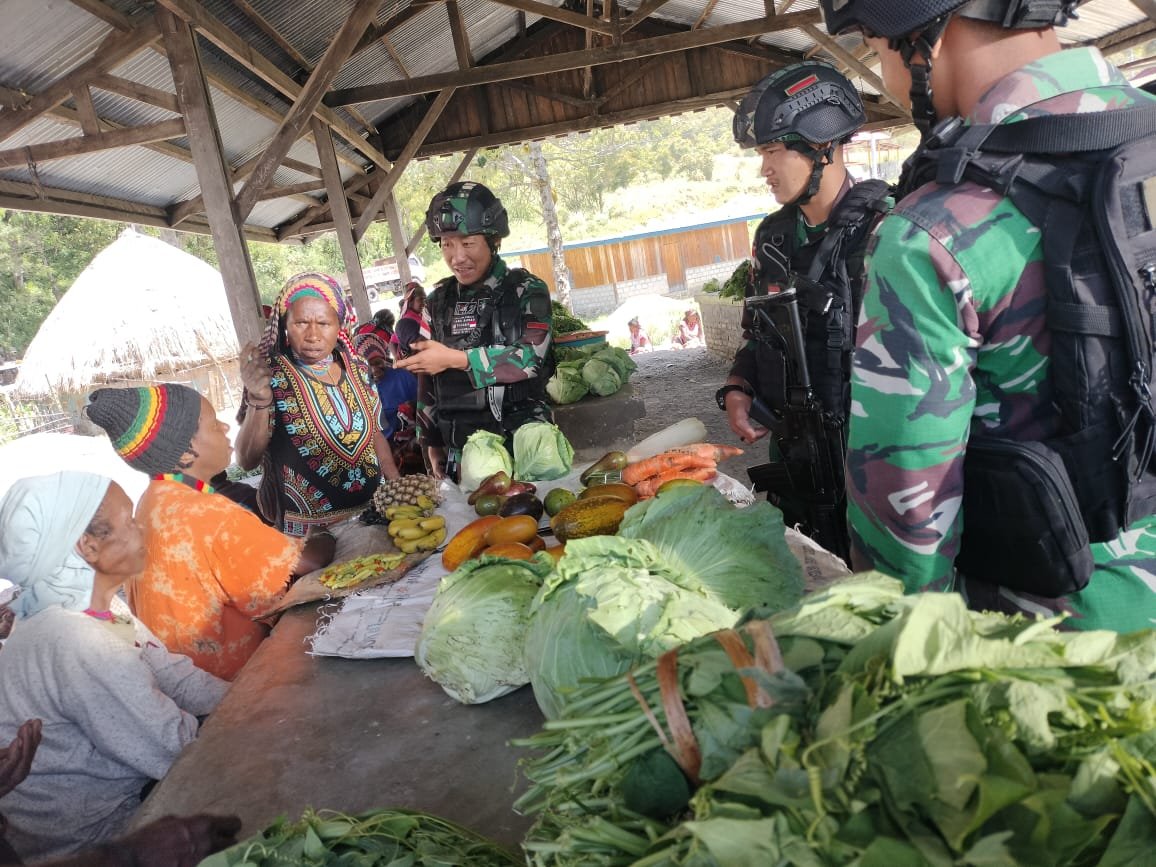 Satgas Yonif R 142/KJ Anjangsana Pasar Bolakme Borong Hasil Bumi Mama