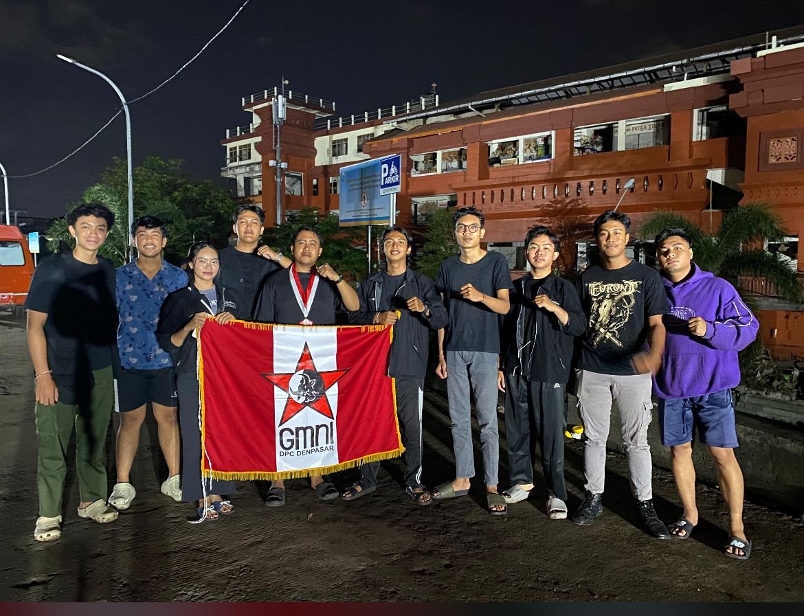 GMNI Solidaritas Bahu Membantu Petugas Tangani Banjir Denpasar
