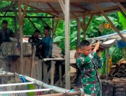 Satgas Yonarmed 1 Kostrad Olah Sagu di Negeri Laha demi Kesejahteraan Warga