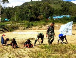 Lingkungan Bersih Bersama Mama Papua Saat Satgas Yonif Raider 142/KJ Kerja Bakti