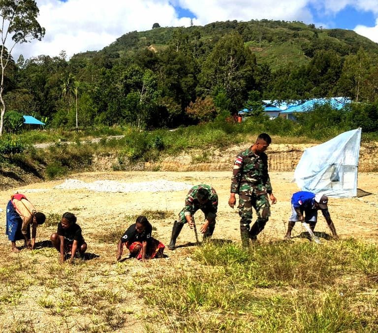 Lingkungan Bersih Bersama Mama Papua Saat Satgas Yonif Raider 142/KJ Kerja Bakti