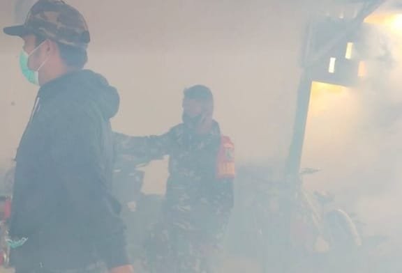 Babinsa Koramil 1710-02/Timika Fogging DBD Bersama Dinas Kesehatan
