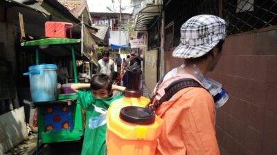 Ketua Marcab LMPP Jakbar Semprotkan Disinfektan Cegah Corona