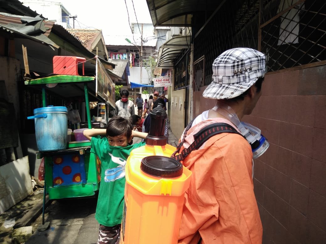 Ketua Marcab LMPP Jakbar Semprotkan Disinfektan Cegah Corona