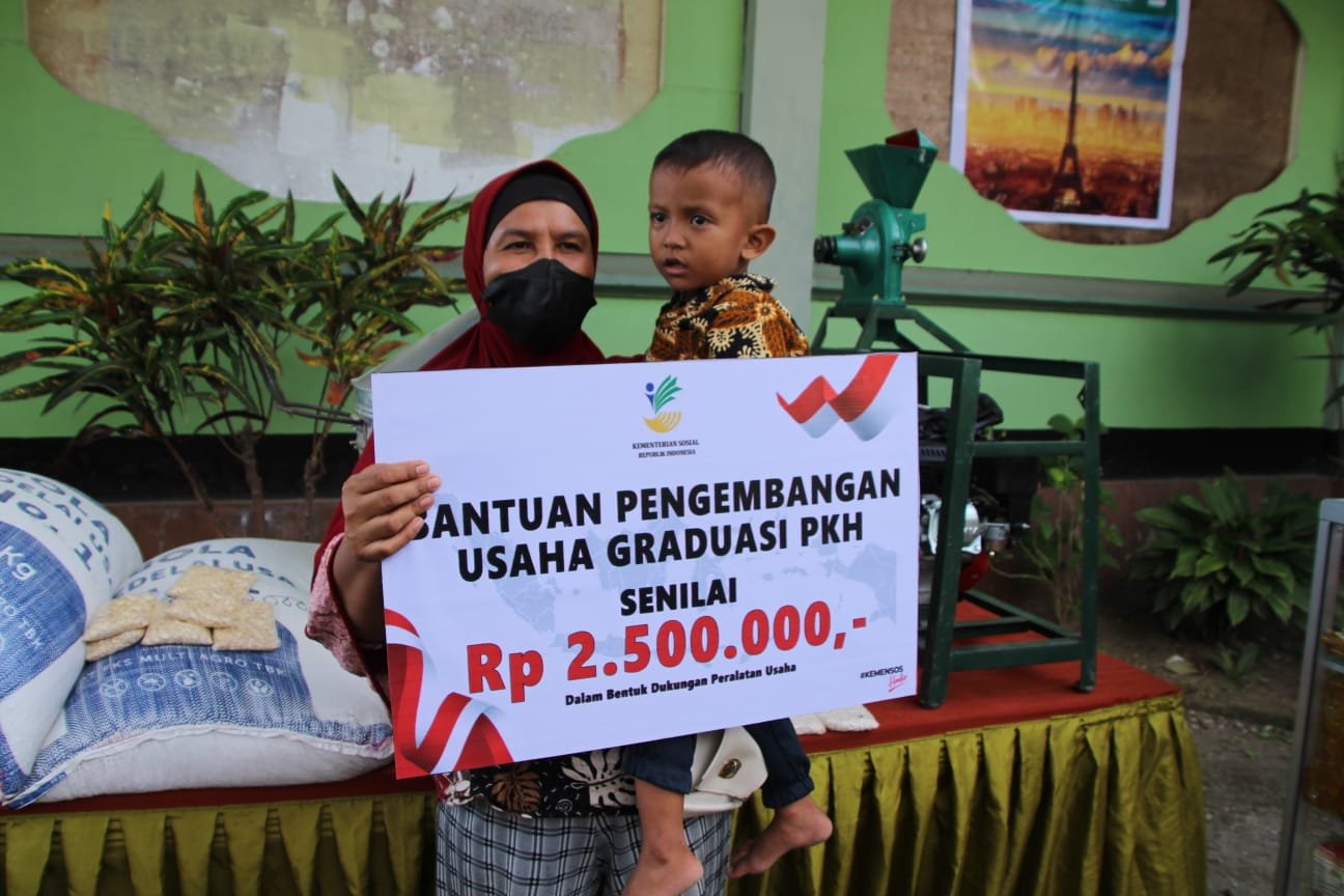 Mensos Tri Rismaharini Kunjungi Desa Tetebatu dalam Kunjungan Kerja