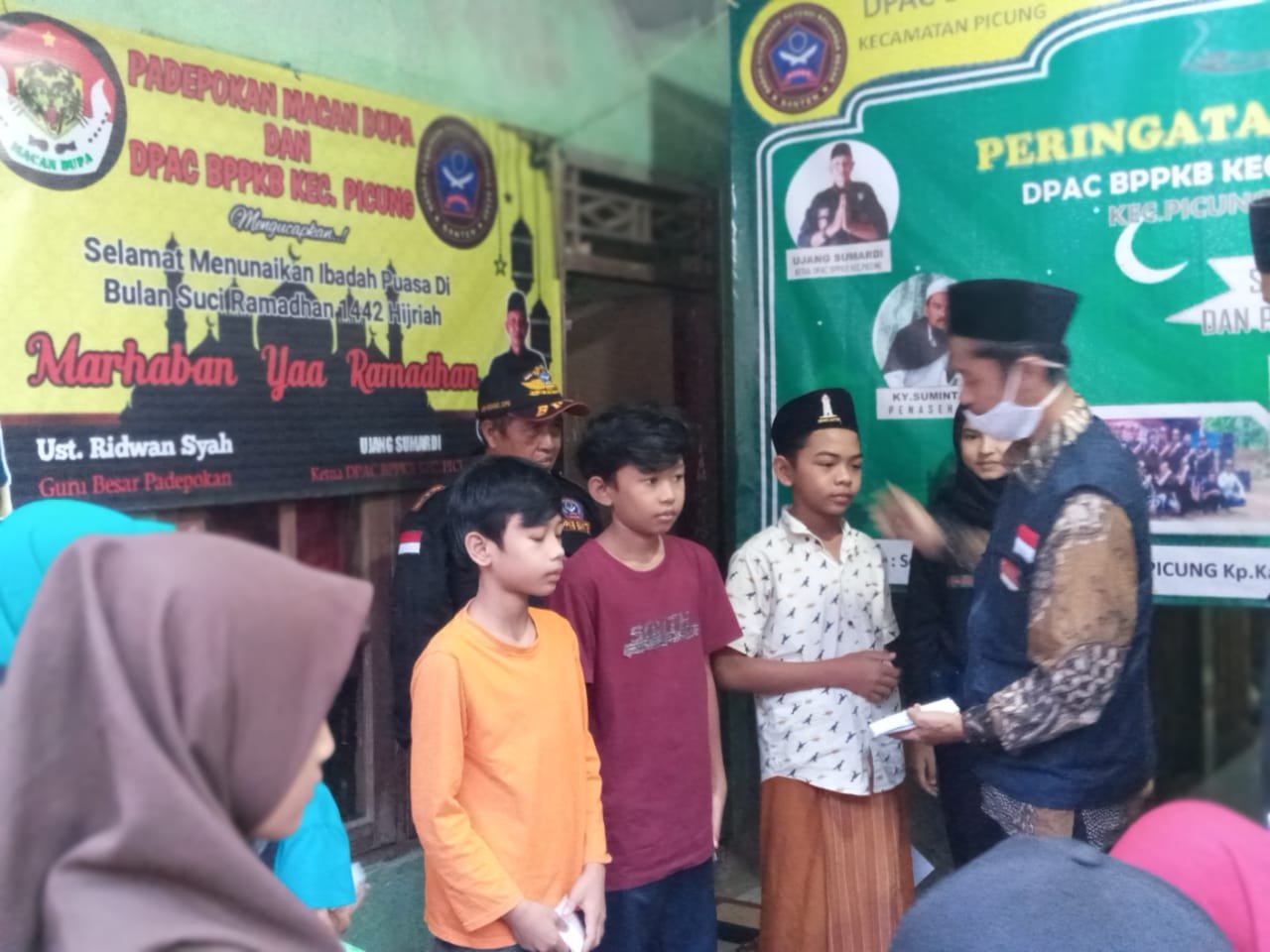 PKPS dan BPPKB DPAC Picung Gelar Bagi Takjil serta Santunan Puluhan Yatim-Fiatu