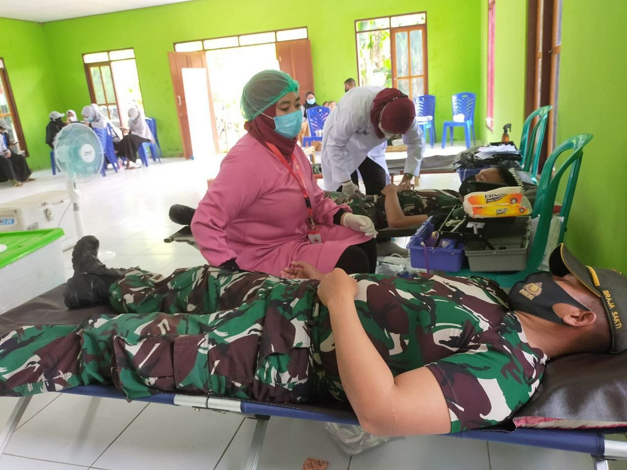 Satgas Pamtas Yonif 131/Brs di Pos Koya Koso Donor Darah untuk PMI Jayapura