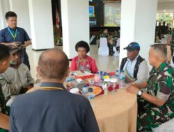 Santunan Pangdam XVII/Cenderawasih ke Ibu Praka Lukas Woremba Korban KST Yahukimo