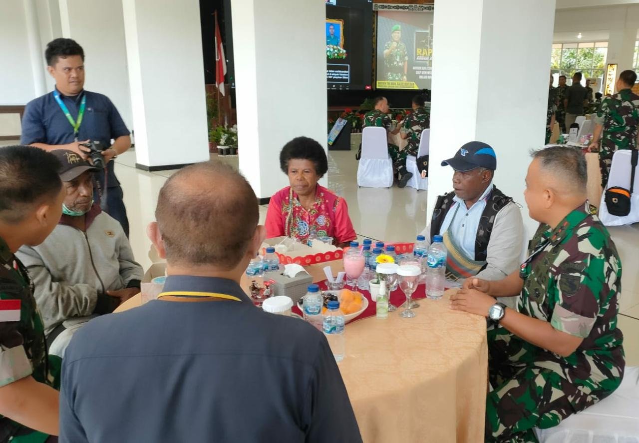 Santunan Pangdam XVII/Cenderawasih ke Ibu Praka Lukas Woremba Korban KST Yahukimo