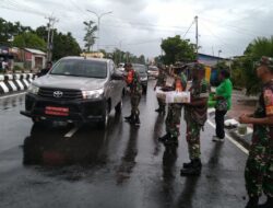 Koramil 1710-04/Tembagapura Bagikan Takjil ke Warga Sebelum Buka Puasa