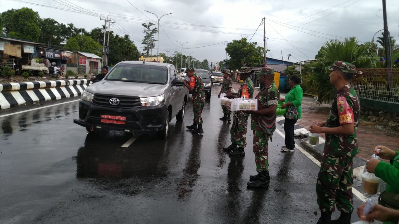 Koramil 1710-04/Tembagapura Bagikan Takjil ke Warga Sebelum Buka Puasa