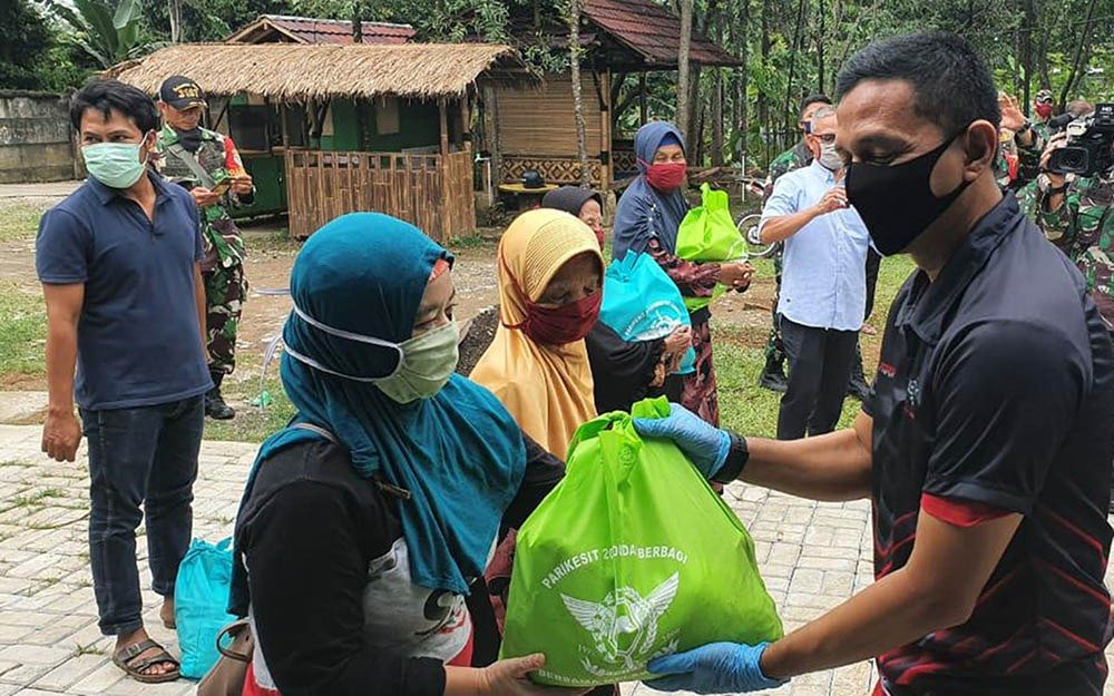 Perwira TNI Lulusan Akmil 2020 Turun ke Lapangan Bantu Warga