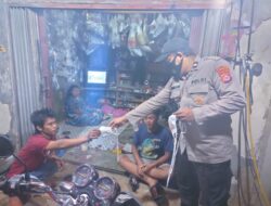 Polsek Jiput Patroli Malam Sambil Edukasi dan Bagikan Masker