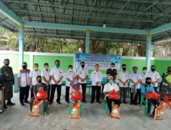 Pemkab Bangka Serahkan Bansos Secara Simbolis di Desa Bukit Layang