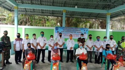 Pemkab Bangka Serahkan Bansos Secara Simbolis di Desa Bukit Layang