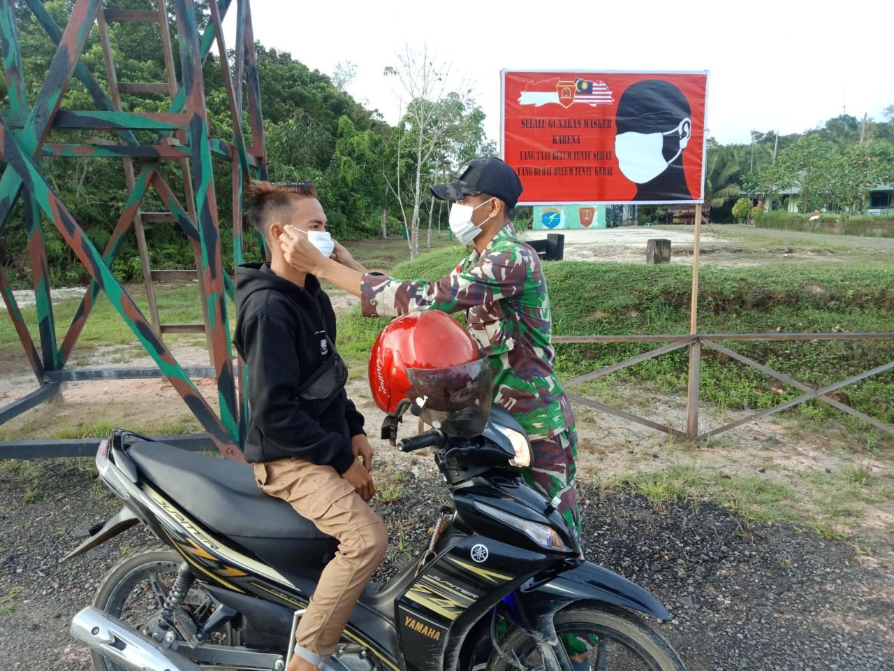 Yonif 642 Bagikan Masker ke Pengendara di Perbatasan RI-Malaysia