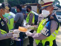 Urkes Polres Serang Periksa Suhu Tubuh dan Bagikan Masker ke Pengguna Jalan