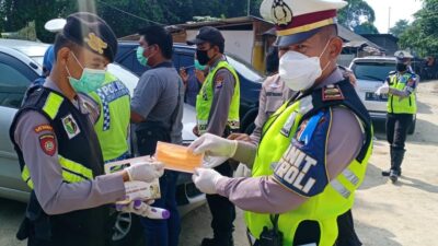 Urkes Polres Serang Periksa Suhu Tubuh dan Bagikan Masker ke Pengguna Jalan