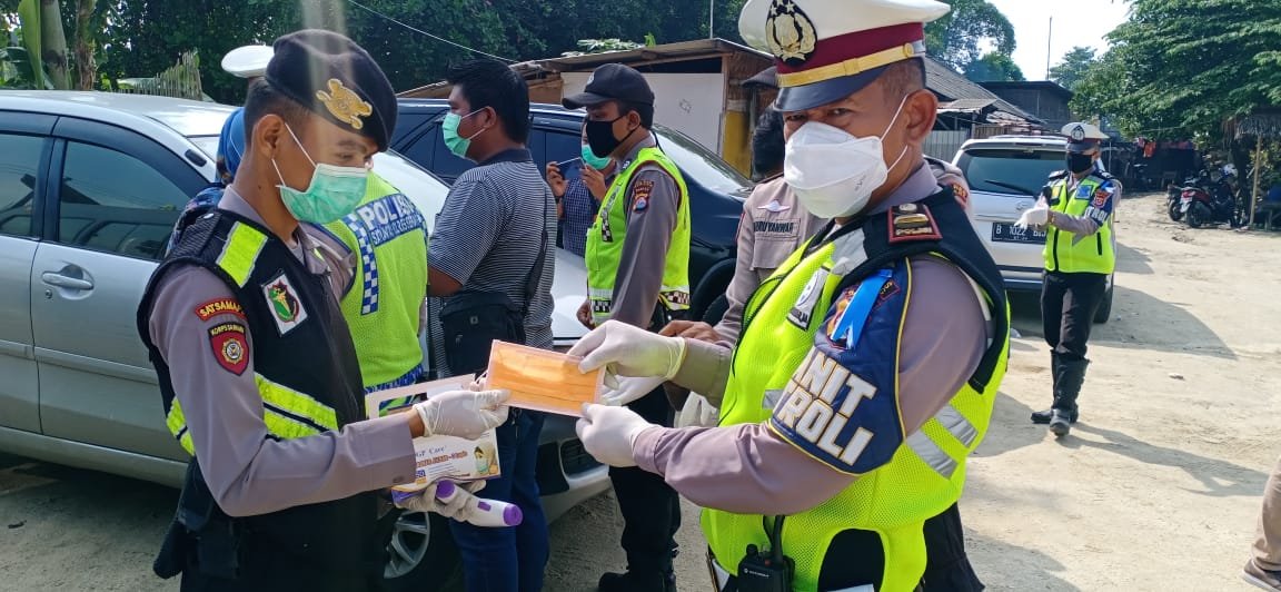 Urkes Polres Serang Periksa Suhu Tubuh dan Bagikan Masker ke Pengguna Jalan