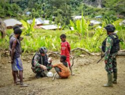 Yonif Raider 321/GT Kostrad Bantu Pasang Instalasi Listrik Warga