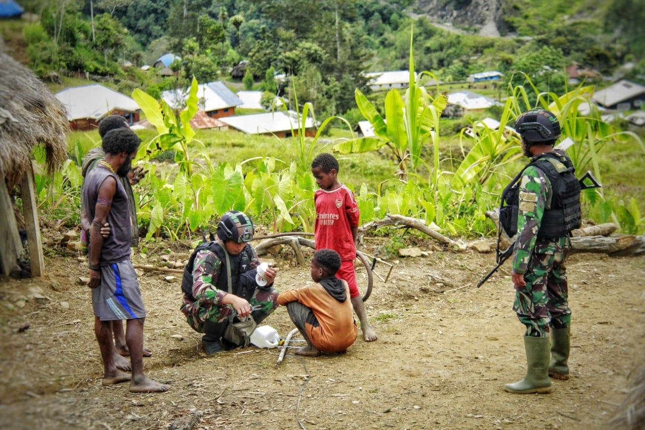 Yonif Raider 321/GT Kostrad Bantu Pasang Instalasi Listrik Warga