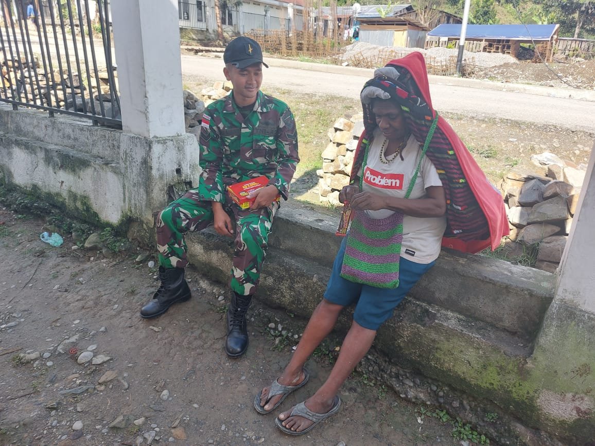 Satgas Yonif Raider 142/KJ Peduli Ibu Hamil dan Menyusui, Berikan Bantuan