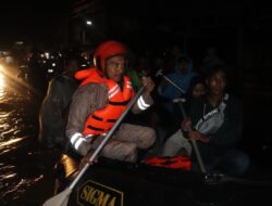 Dansat Brimob Jabar Turun Langsung Evakuasi Warga Korban Banjir Jatinangor