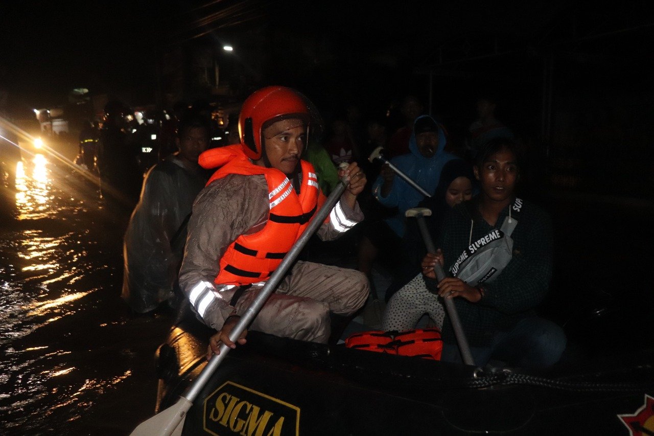 Dansat Brimob Jabar Turun Langsung Evakuasi Warga Korban Banjir Jatinangor
