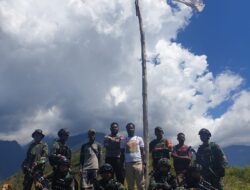 TNI Sinergi Polri dan Tokoh Masyarakat Napak Tilas di Puncak Kanggime HUT RI ke-76