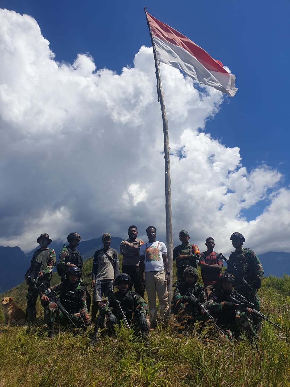 TNI Sinergi Polri dan Tokoh Masyarakat Napak Tilas di Puncak Kanggime HUT RI ke-76
